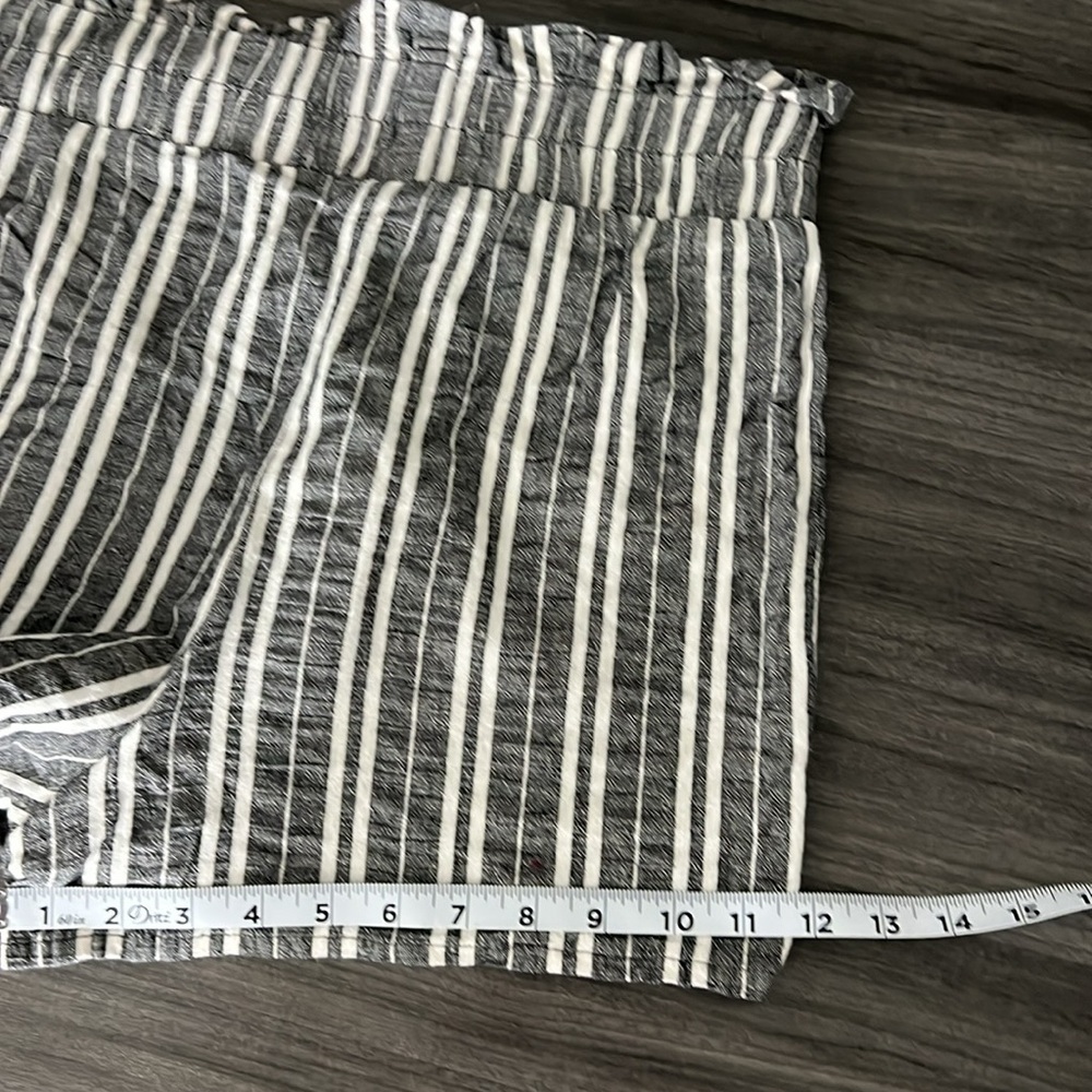 Wild Fable Size Medium Gray and Shite Striped Mini Shorts Elastic Waist - Picture 5 of 6